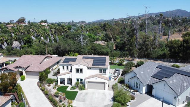 Detail Gallery Image 4 of 49 For 1564 Manzanita Hollow, Vista,  CA 92084 - 5 Beds | 4 Baths