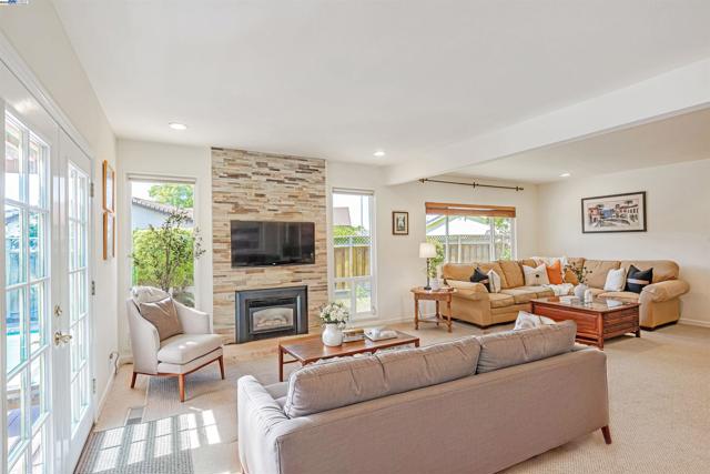 3335 Cornish Ct, Fremont CA: https://media.crmls.org/mediaz/241850e2-1be9-4870-a307-3d3fffb6a6bf.jpg
