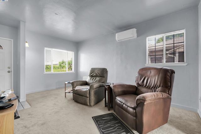 378 Park St, San Leandro CA: https://media.crmls.org/mediaz/241a2b9d-81d1-4b5e-8f81-778a23bbc573.jpg