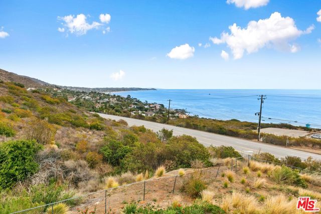 32215 Pacific Coast Highway, Malibu CA: https://media.crmls.org/mediaz/241a8b0e-ef66-46cc-8e54-5eecd714aeb8.jpg