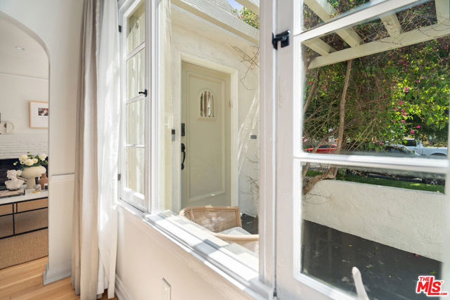 1511 Carmona Avenue, Los Angeles CA: https://media.crmls.org/mediaz/241af421-31d6-4ab5-82e5-cea49a27f7c8.jpg