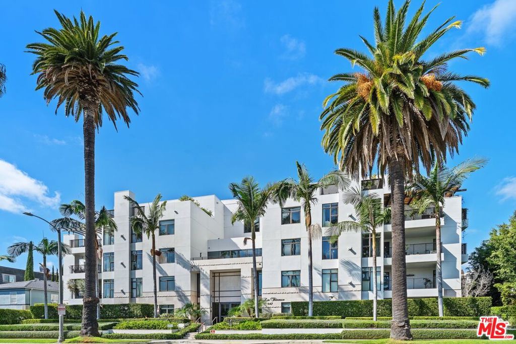 447 N Doheny Drive #102