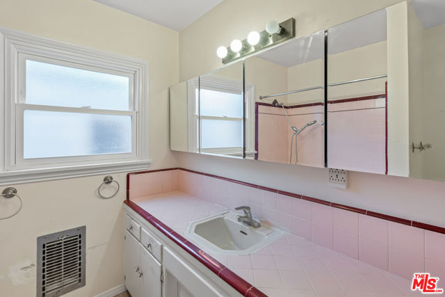 5718 Eveward Road, Culver City CA: https://media.crmls.org/mediaz/241c712d-9bf1-476b-a102-858ca408fc73.jpg