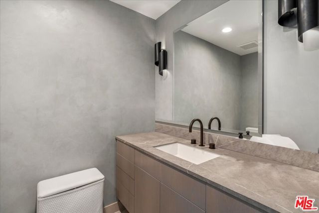 10490 Wilshire Boulevard, Los Angeles CA: https://media.crmls.org/mediaz/241caad3-8e33-4557-9f17-58fdd672e712.jpg