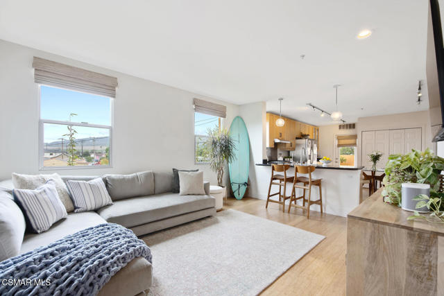 285 N Ventura Avenue, Ventura CA: https://media.crmls.org/mediaz/241caec1-2115-49c5-97fa-95749201ecdf.jpg