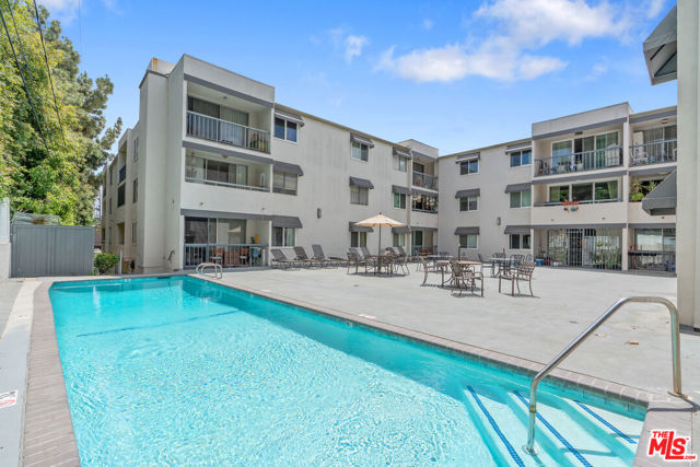 8535 W West Knoll Drive, West Hollywood CA: https://media.crmls.org/mediaz/241cca18-6802-4fba-a38d-eee3059319a2.jpg