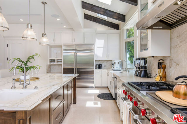 2175 Summitridge Drive, Beverly Hills CA: https://media.crmls.org/mediaz/241d262f-f83b-47e3-a773-58a96748f63b.jpg