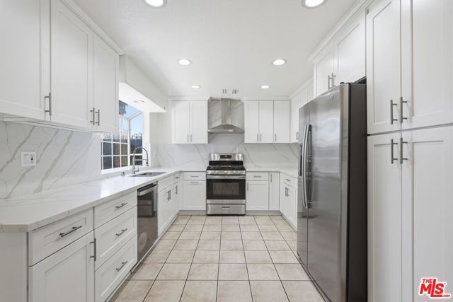 19250 Oxnard Street photo 8