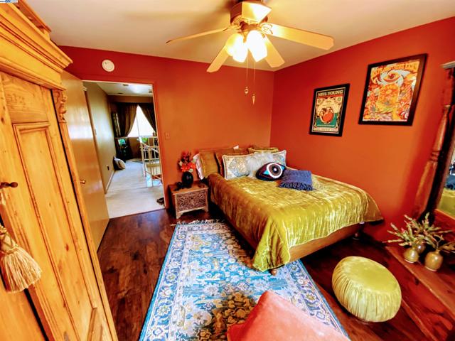 31733 Lake Meadow Rd, Acton CA: https://media.crmls.org/mediaz/241ff999-a6fa-461f-9523-327076dc5c1e.jpg