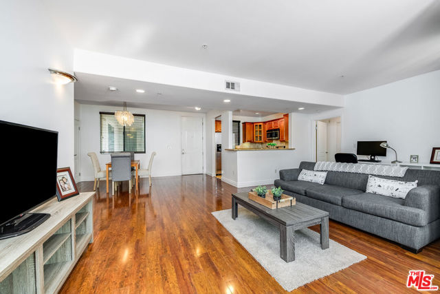 4724 Kester Avenue, Sherman Oaks CA: https://media.crmls.org/mediaz/2421f9f6-991c-4aa8-8479-2f6a62398533.jpg