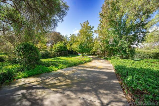 11 Country Glen Rd, Fallbrook CA: https://media.crmls.org/mediaz/2422e91d-5581-48f3-89cc-1761ae4da639.jpg