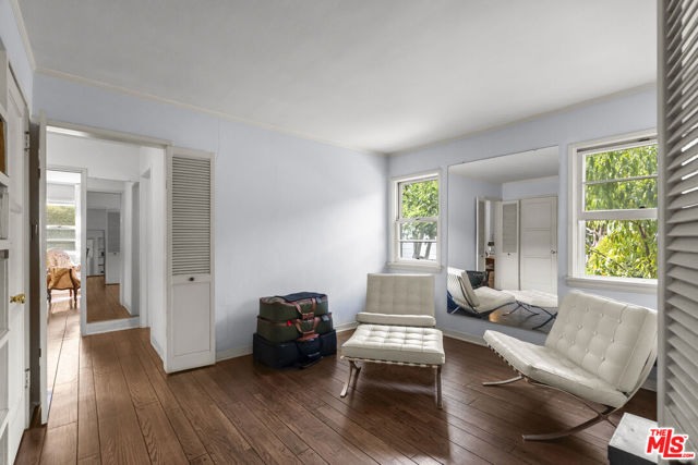 10941 Peach Grove Street, Toluca Lake CA: https://media.crmls.org/mediaz/2423a44a-533b-4829-8152-535b13d810c4.jpg