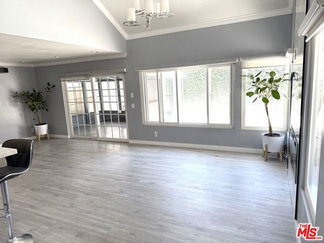 3712 Carrington Court, Inglewood CA: https://media.crmls.org/mediaz/242445eb-5215-4b77-a320-4f95b05b2335.jpg