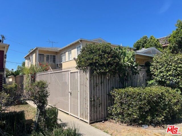 13358 Victory Boulevard photo 7