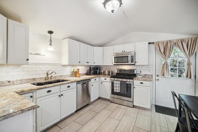 15300 Highway 9, Boulder Creek CA: https://media.crmls.org/mediaz/24249751-3bcb-460c-b8e0-d238561263e0.jpg