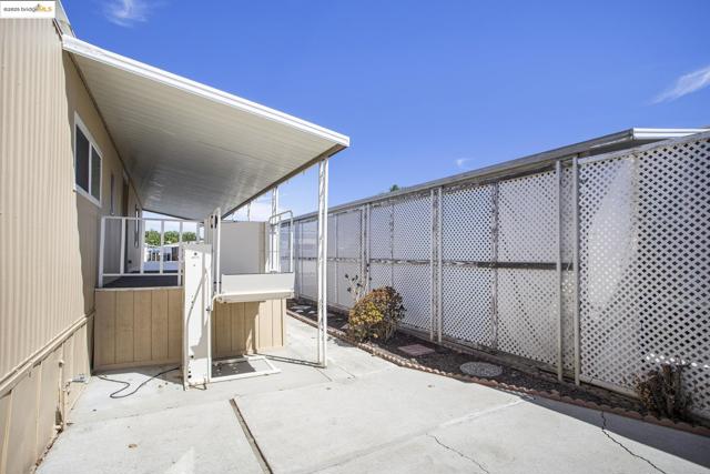 3660 Walnut Blvd, Brentwood CA: https://media.crmls.org/mediaz/24251716-d840-4563-8825-d7fbba51294e.jpg
