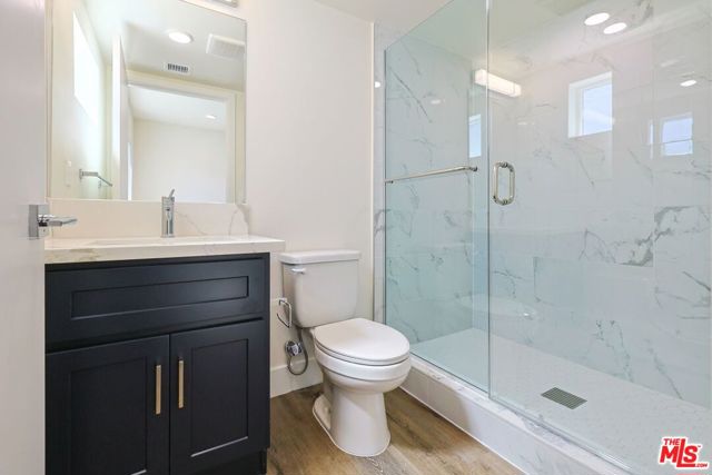 1237 W 25th Street, Los Angeles CA: https://media.crmls.org/mediaz/24252f9d-dca5-4448-93a8-b31e3b96b55d.jpg