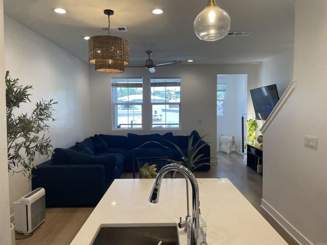 Detail Gallery Image 4 of 7 For 7641 University Ave #105,  La Mesa,  CA 91942 - 3 Beds | 3 Baths