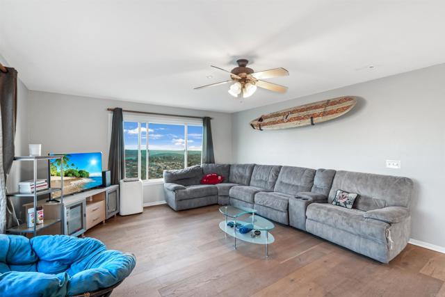 Detail Gallery Image 13 of 51 For 1421 Maria Ave, Spring Valley,  CA 91977 - 5 Beds | 4 Baths