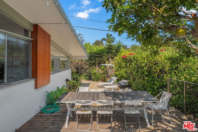 12400 Deerbrook Lane, Los Angeles CA: https://media.crmls.org/mediaz/2425dca9-e03e-4744-aca8-db1720b2c98b.jpg