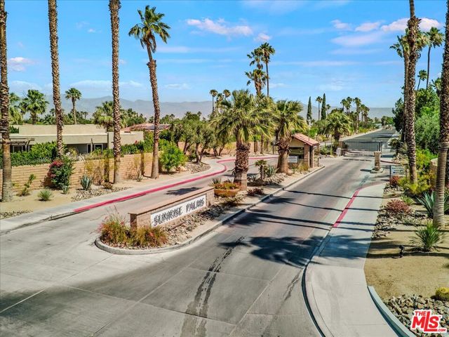 3072 Sunflower Circle, Palm Springs CA: https://media.crmls.org/mediaz/2426b086-d12e-492f-b40e-f13782e0d65e.jpg
