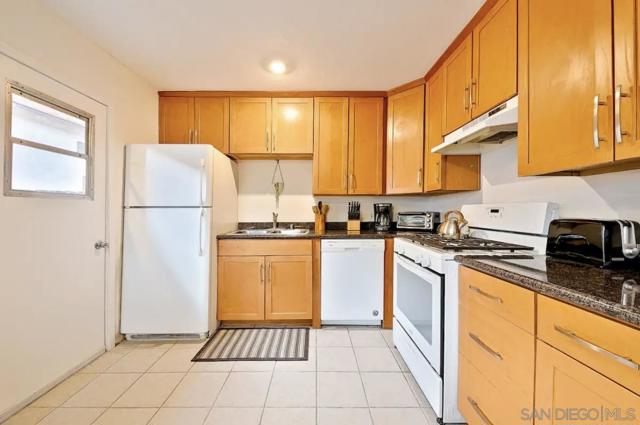 1816 Diamond, San Diego CA: https://media.crmls.org/mediaz/242763d8-c18e-42b9-b307-ce98d1dca366.jpg