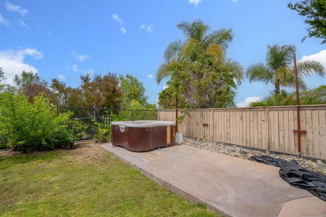 1052 Mountain Ash Ave, Chula Vista CA: https://media.crmls.org/mediaz/2427b2b1-09e7-44e1-84ec-c7c6b8ca0632.jpg