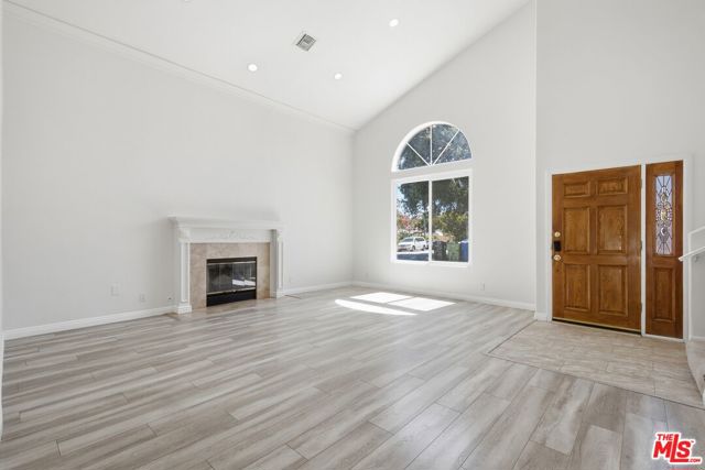 19250 Oxnard Street photo 3