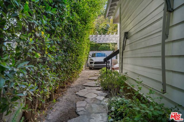 233 S Saltair Avenue, Los Angeles CA: https://media.crmls.org/mediaz/2429c7ea-2d53-4063-8ea8-fae60a169489.jpg