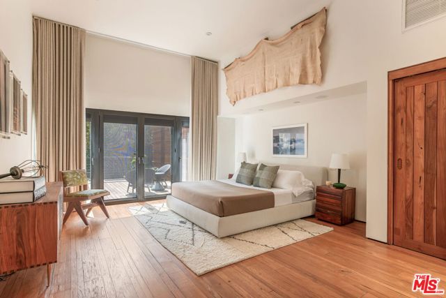 345 W Channel Road, Santa Monica CA: https://media.crmls.org/mediaz/2429f052-2ea8-403b-9e22-2455c664136f.jpg