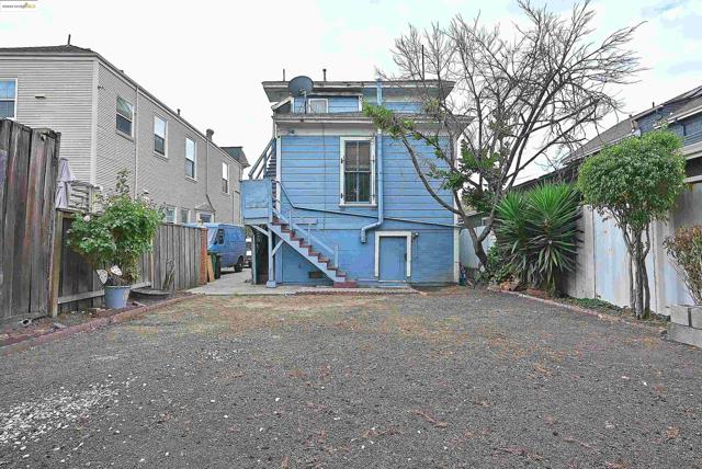 672 33Rd St, Oakland CA: https://media.crmls.org/mediaz/242a73b6-e749-43e0-aed2-619b1661ba95.jpg