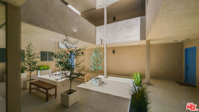 1101 Lincoln Boulevard, Santa Monica CA: https://media.crmls.org/mediaz/242abbab-83e2-4a85-a867-5687c91660b7.jpg