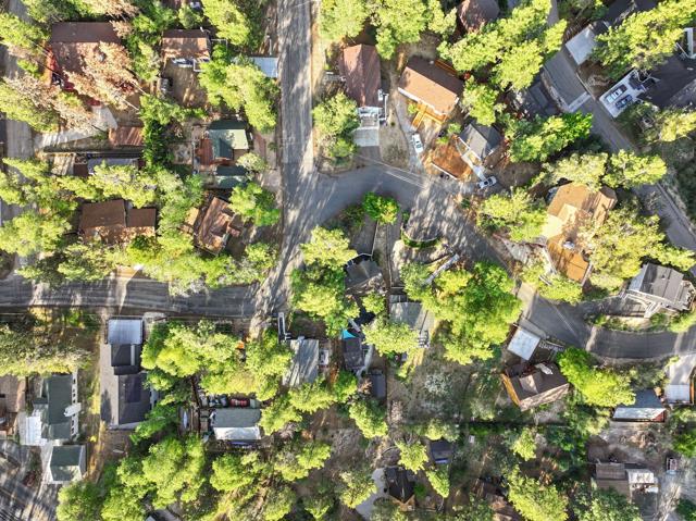 574 Lucerne Drive Drive, Big Bear CA: https://media.crmls.org/mediaz/242b5403-bd6c-49f9-841d-1f0c142fccd4.jpg