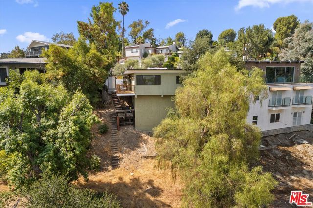 4950 Marmol Drive, Woodland Hills CA: https://media.crmls.org/mediaz/242b99ee-59f8-4932-9d34-0c57bf56b9d9.jpg