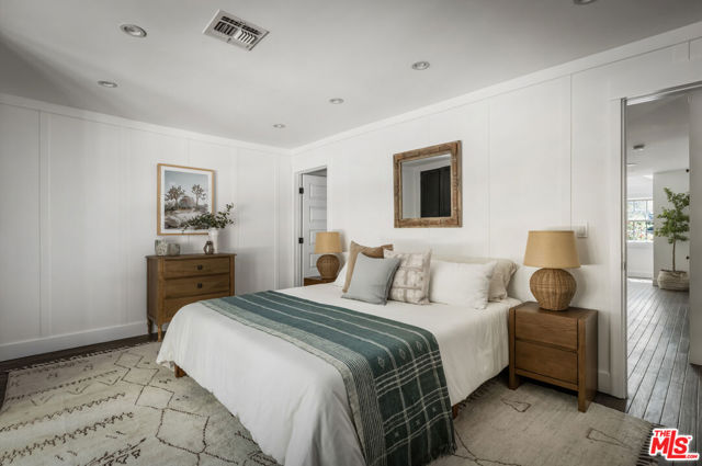 3831 Fernwood Avenue, Los Angeles CA: https://media.crmls.org/mediaz/242ba923-c30c-498c-ac87-53cccc1431be.jpg
