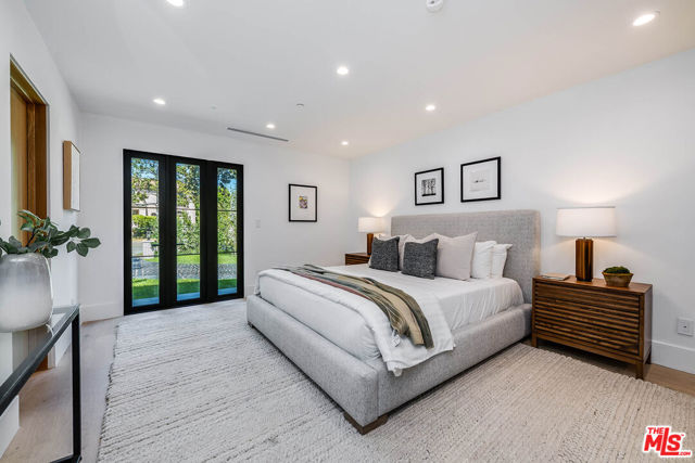 707 N Crescent Drive, Beverly Hills CA: https://media.crmls.org/mediaz/242c3761-5777-4072-bb50-780f068d8a25.jpg