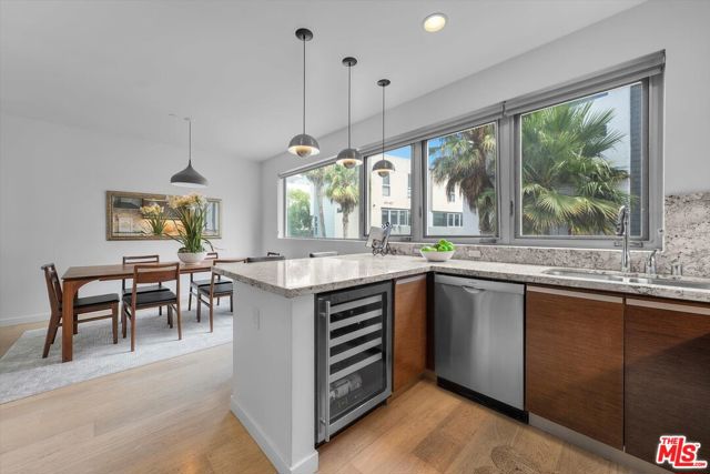 310 Washington Boulevard, Marina del Rey CA: https://media.crmls.org/mediaz/242c6ff6-922c-4eb0-9c60-ce73fe96ad1e.jpg