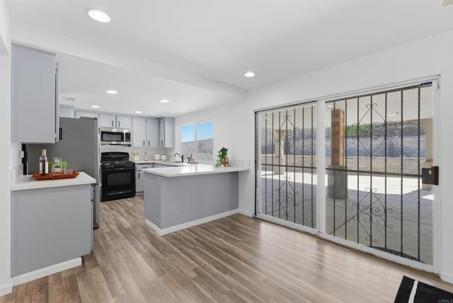 Detail Gallery Image 11 of 43 For 1770 Tooley Cir, San Diego,  CA 92114 - 4 Beds | 3 Baths