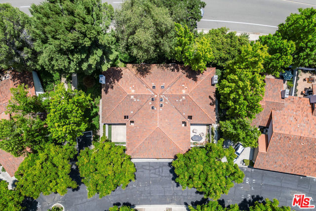 4042 Stoneriver Court, Westlake Village CA: https://media.crmls.org/mediaz/242d06a0-9d64-4145-a349-bb27a96d1398.jpg