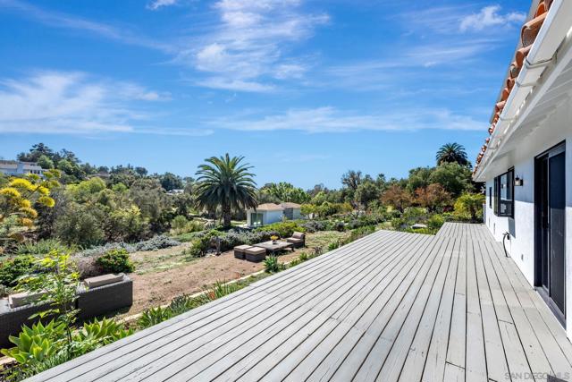 1761 Winterwarm Dr, Fallbrook CA: https://media.crmls.org/mediaz/242dbc2d-f4b3-41ba-ab71-f57a40d1c119.jpg