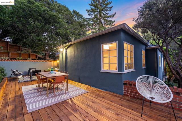 2 Humphrey Place, Oakland CA: https://media.crmls.org/mediaz/242ec4cd-5e69-4632-a15b-043e7c689165.jpg