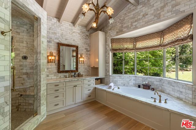 1136 N Doheny Drive, Los Angeles CA: https://media.crmls.org/mediaz/2430c68e-a33f-4f0f-a33c-f0d352a0027c.jpg