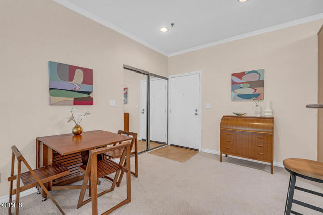 300 N El Molino Avenue, Pasadena CA: https://media.crmls.org/mediaz/2431117f-dcd4-4f17-876d-b83cc1d9c4fd.jpg