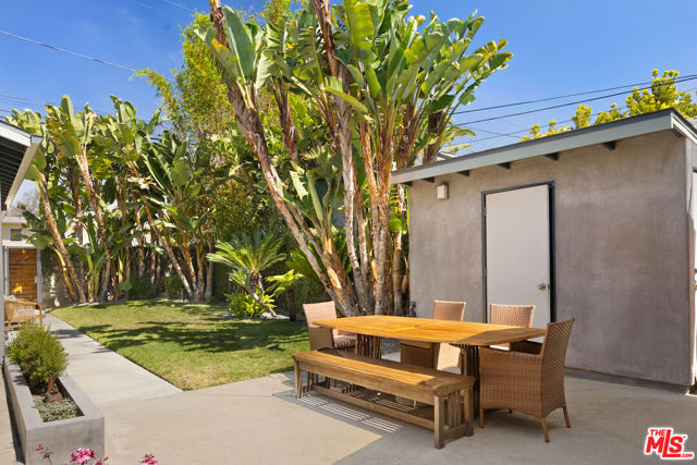 1089 Palms Boulevard, Venice CA: https://media.crmls.org/mediaz/24312985-f0b5-4e2a-8a9e-4f6b3b9ef613.jpg