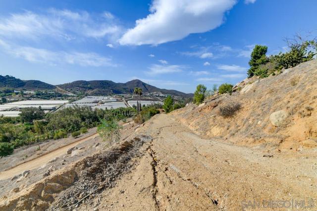 496 Camino Calafia, San Marcos CA: https://media.crmls.org/mediaz/2431a9b2-f7f9-4b88-b5bb-c17e9adcc52d.jpg