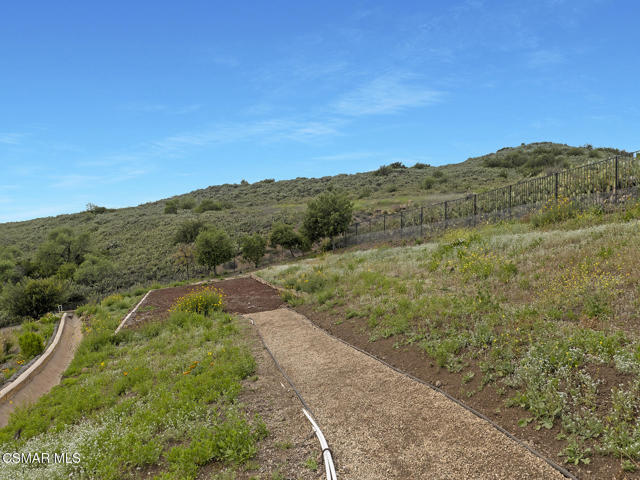 331 Briar Bluff Circle, Thousand Oaks CA: https://media.crmls.org/mediaz/24320e4c-52ea-46d0-9e6d-0deac530be31.jpg