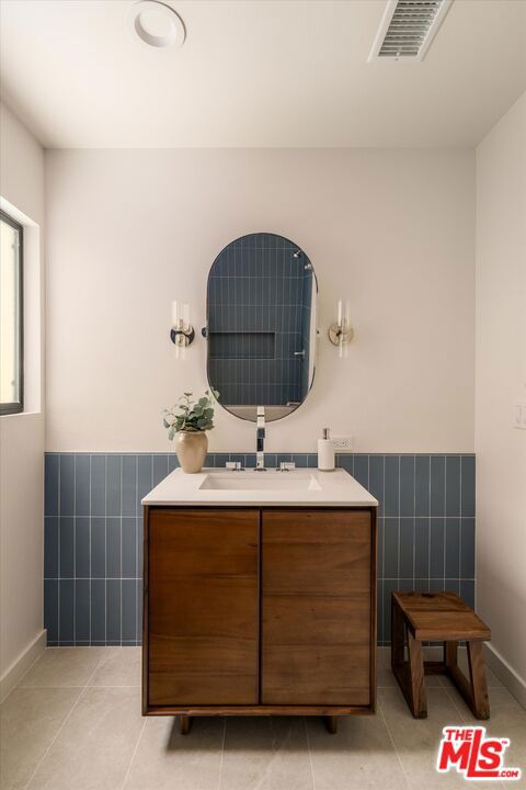 2313 Banyan Drive, Los Angeles CA: https://media.crmls.org/mediaz/2432bb18-29be-4b73-90cc-6b7425615ae6.jpg