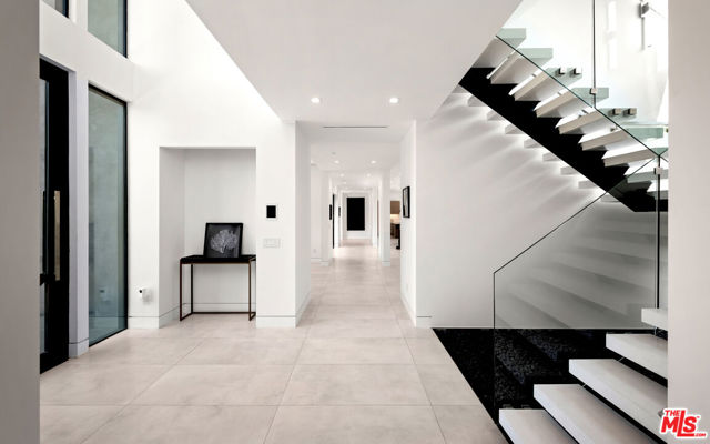 12720 Montana Avenue, Los Angeles CA: https://media.crmls.org/mediaz/24346da1-7029-46e2-a5a6-a74cd46c75ba.jpg