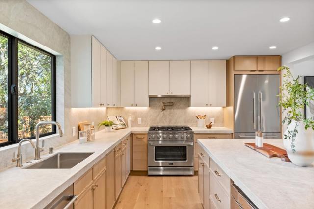 522 Summit Drive, Redwood City CA: https://media.crmls.org/mediaz/24347af2-bf05-4fe4-bbb4-4f9788bf4105.jpg