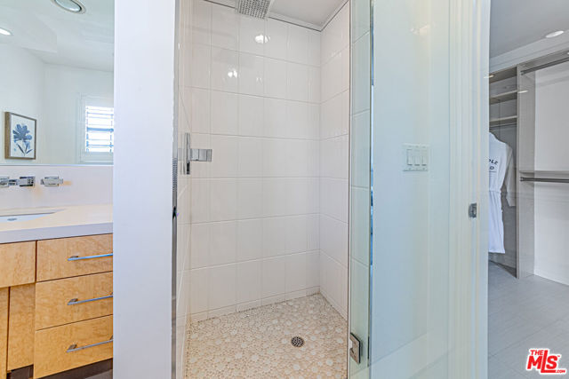 10611 Ashton Avenue, Los Angeles CA: https://media.crmls.org/mediaz/24348d23-03c5-42bc-bdec-3b346d65fe82.jpg
